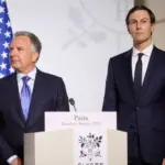 Спецпосланець президента США Стів Віткофф та зять Дональда Трампа Джаред Кушнер під час офіційного заходу