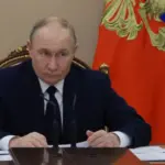 Володимир Путін підписує указ
