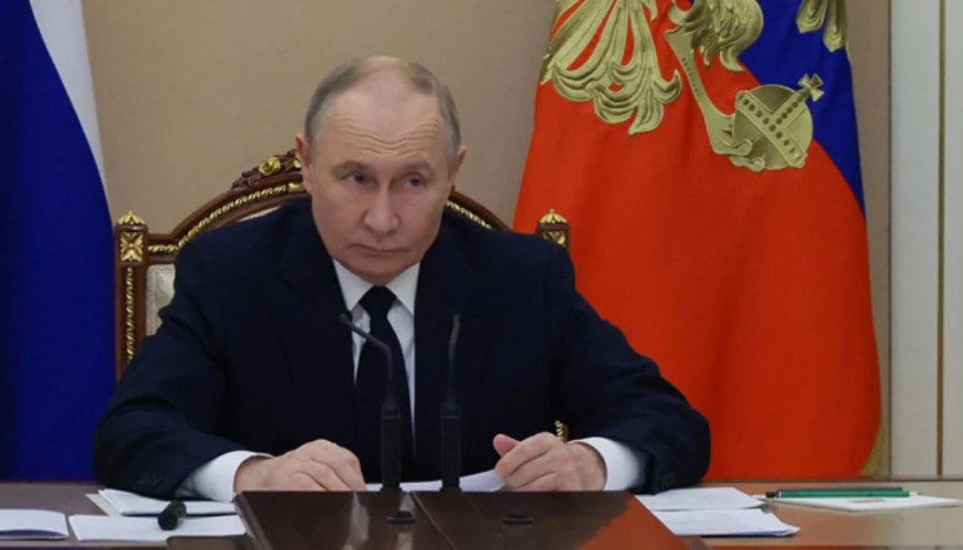 Володимир Путін підписує указ