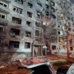 Пошкоджений багатоквартирний житловий будинок у Салтівському районі Харкова зі зруйнованими другим і третім поверхами