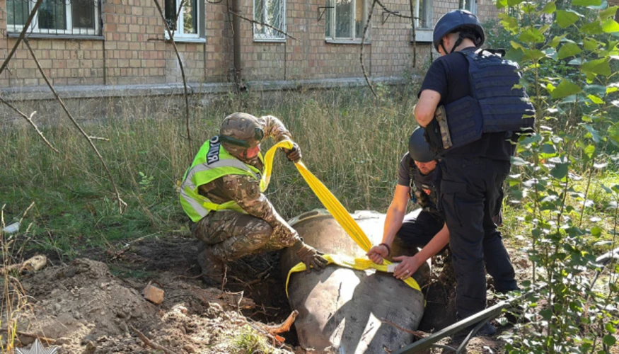 Вибухотехнік поліції біля знешкодженої бойової частини російської балістичної ракети в Солом'янському районі Києва, 29